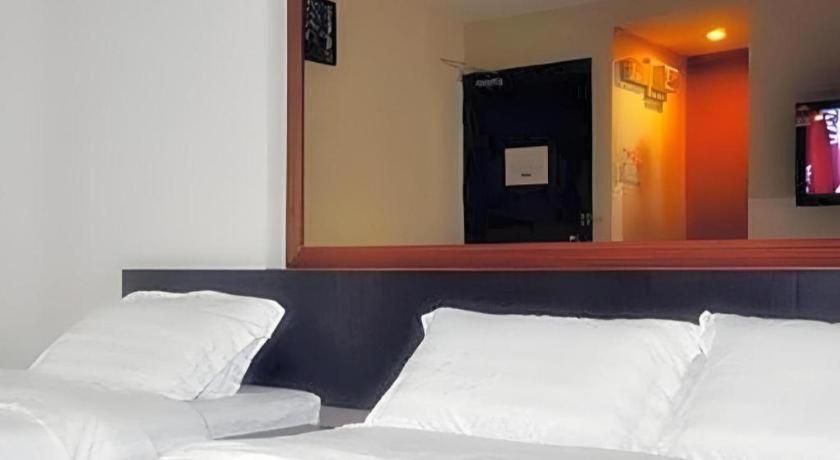 Goldenhill Hotel *