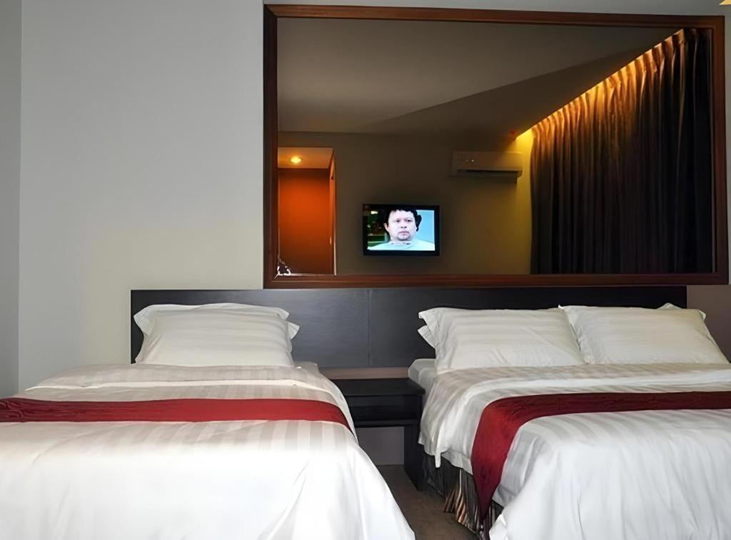 Goldenhill Hotel *