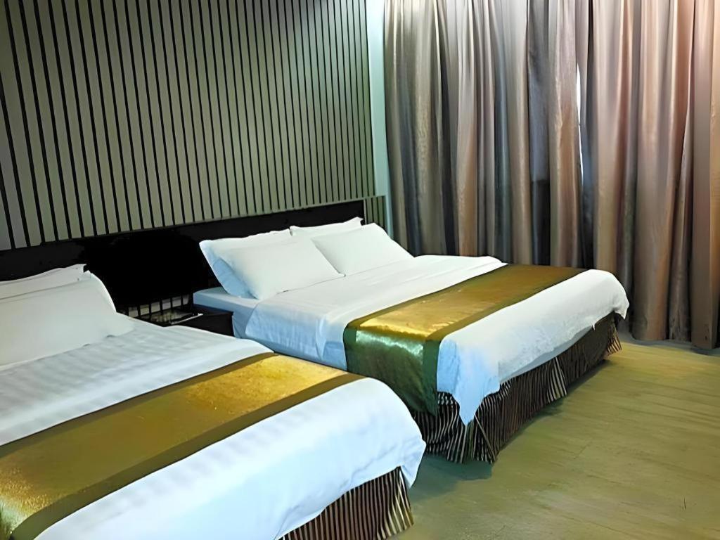 Goldenhill Hotel *